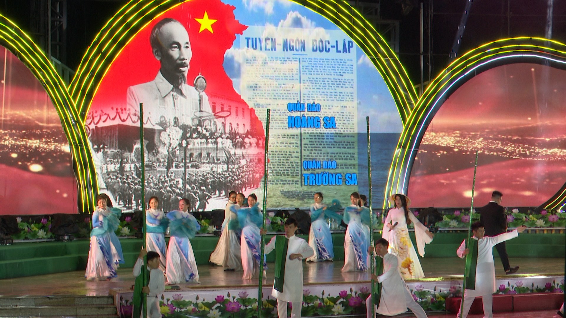 Tổng duyệt chương trình nghệ thuật đặc biệt “Hồ Chí Minh sáng mãi tên Người”